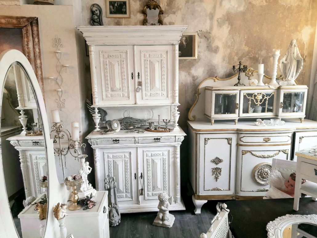 vintage-wings-shabby-chic-buffet-antik-gruenderzeit-weiß-redesign-kreidefarbe